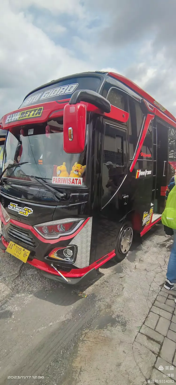 上山了,换乘10座车.小憩午餐,品尝道地酸辣印尼芭蕉鸡饭